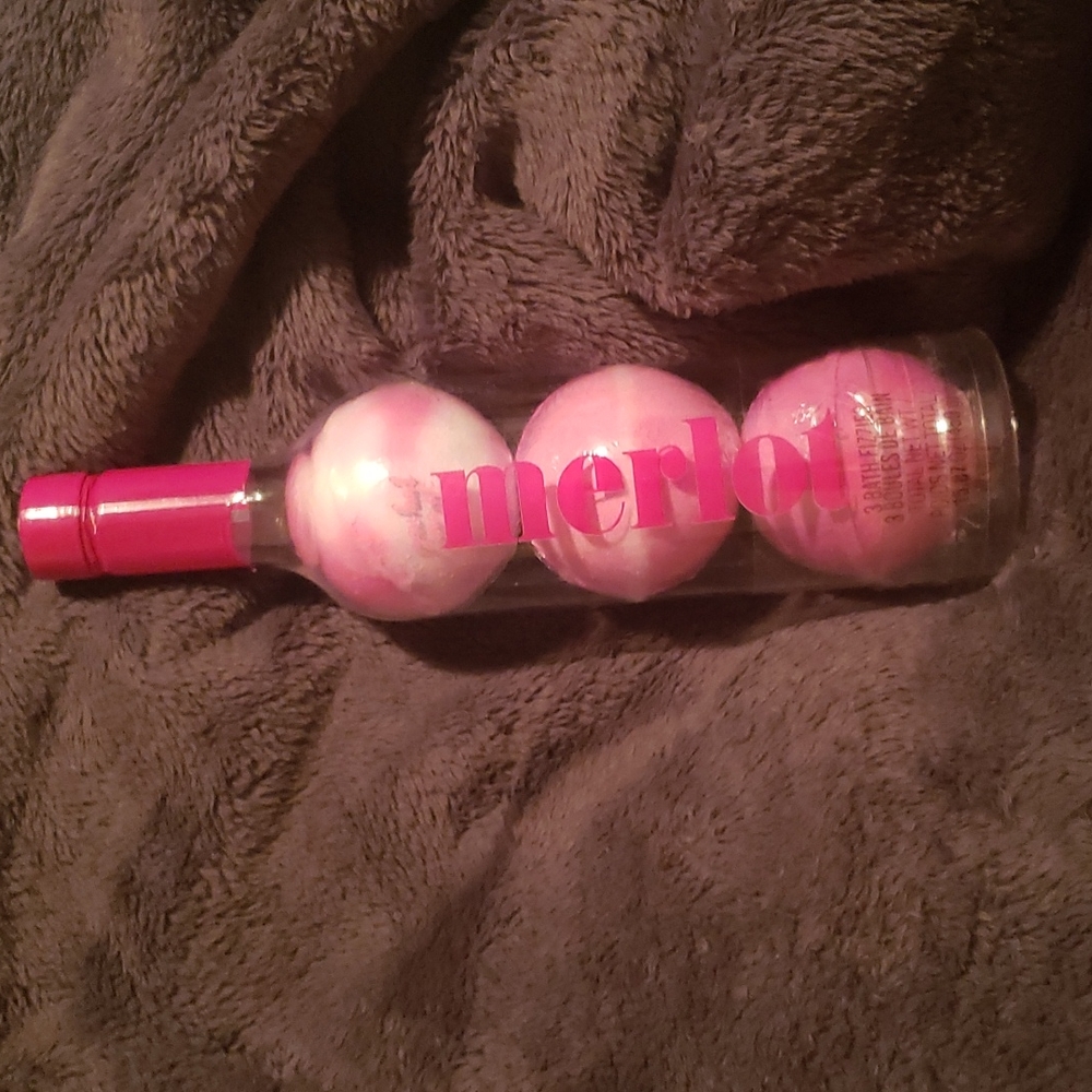 Merlot Bottle of bath fizz bombs